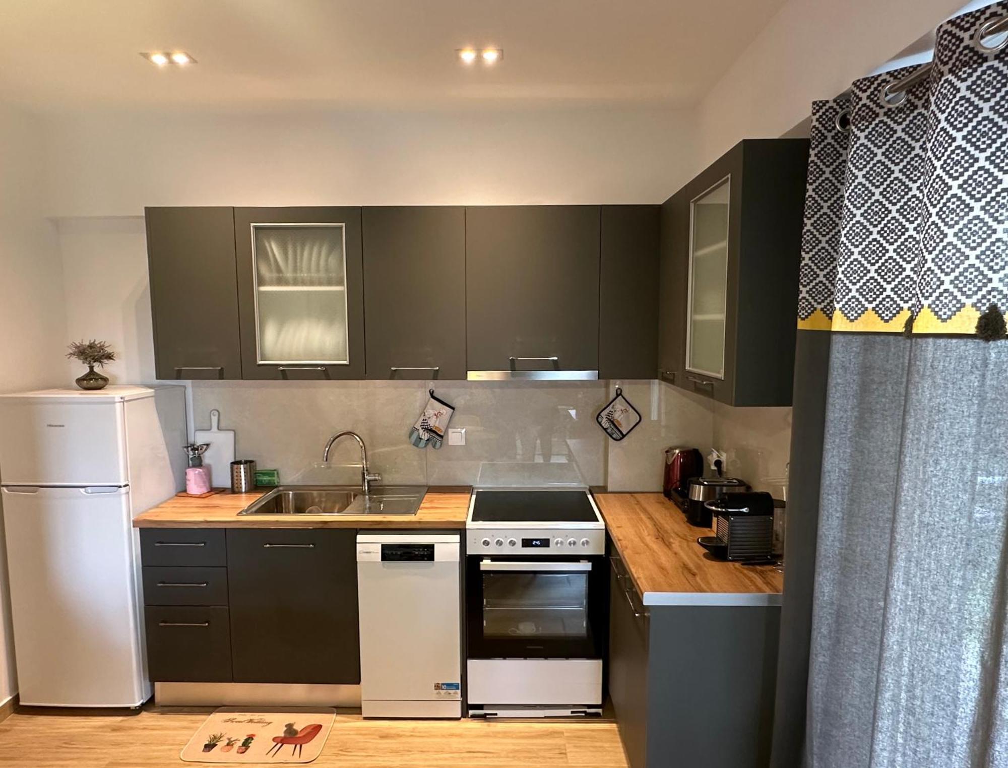 Chic Apartment In Nature, 5-Min Walk To The Beach Kalamata Ngoại thất bức ảnh